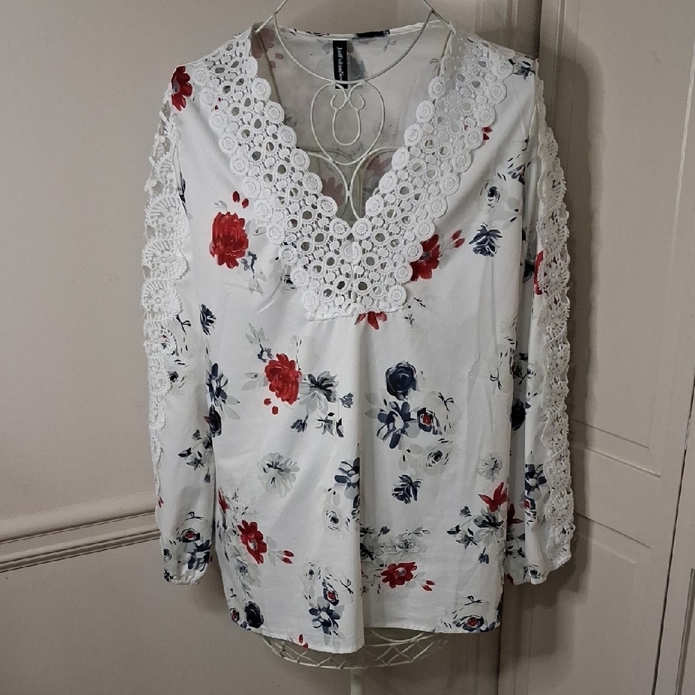 JustFashionNow Floral Lace Women's Blouse